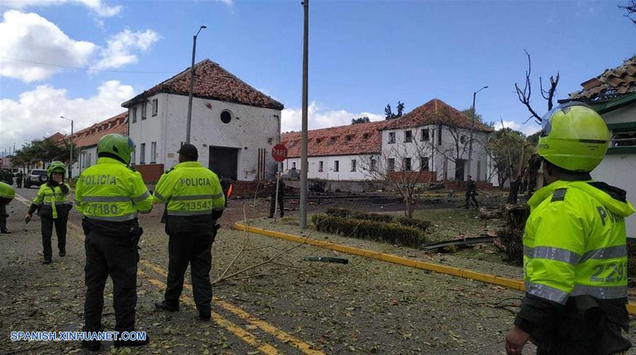 BOGOTA, enero 17, 2019 (Xinhua) -- Imagen proveída por COLPRENSA de policías inspeccionando el lugar donde se registró una explosión en el estacionamiento de la Escuela General Santander de la Policía, en el sur de Bogotá, capital de Colombia, el 17 de enero de 2019. (Xinhua/COLPRENSA)