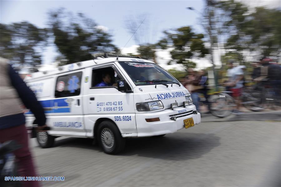 BOGOTA, enero 17, 2019 (Xinhua) -- Imagen proveída por COLPRENSA de una ambulancia desplazándose en el lugar donde se registró una explosión en el estacionamiento de la Escuela de Cadetes de Policía General Santander, en el sur de Bogotá, capital de Colombia, el 17 de enero de 2019. Aumentó a ocho el número de muertos y a más de 40 el de los heridos tras la detonación de un coche bomba en la Escuela de Cadetes de Policía General Santander, en la zona sur de Bogotá, Colombia, registrada el jueves. El alcalde de la capital colombiana, Enrique Pe?alosa, reportó que desconocidos ingresaron un coche bomba al sitio y que la onda explosiva destruyó varias fachadas. (Xinhua/Sergio Acero/COLPRENSA)