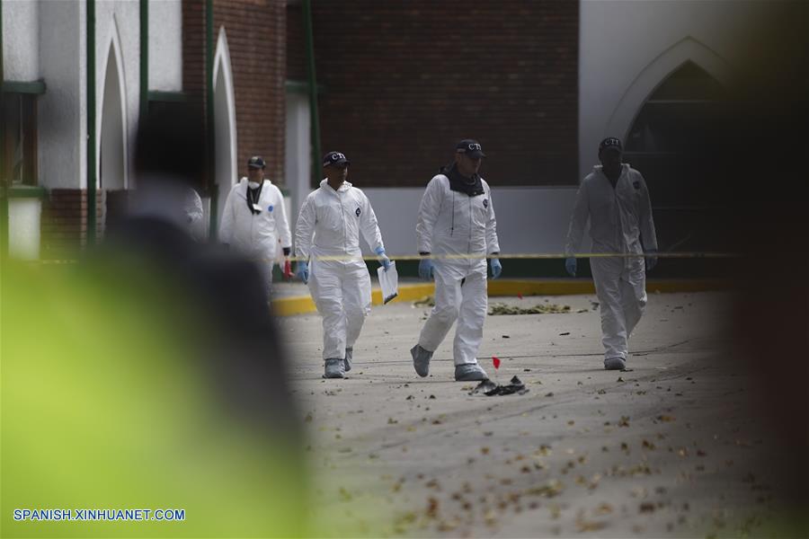 BOGOTA, enero 17, 2019 (Xinhua) -- Integrantes del personal forense trabajan en el lugar donde se registró una explosión en el estacionamiento de la Escuela de Cadetes de Policía General Santander, en el sur de Bogotá, capital de Colombia, el 17 de enero de 2019. Aumentó a ocho el número de muertos y a más de 40 el de los heridos tras la detonación de un coche bomba en la Escuela de Cadetes de Policía General Santander, en la zona sur de Bogotá, Colombia, registrada el jueves. El alcalde de la capital colombiana, Enrique Pe?alosa, reportó que desconocidos ingresaron un coche bomba al sitio y que la onda explosiva destruyó varias fachadas. (Xinhua/Jhon Paz)