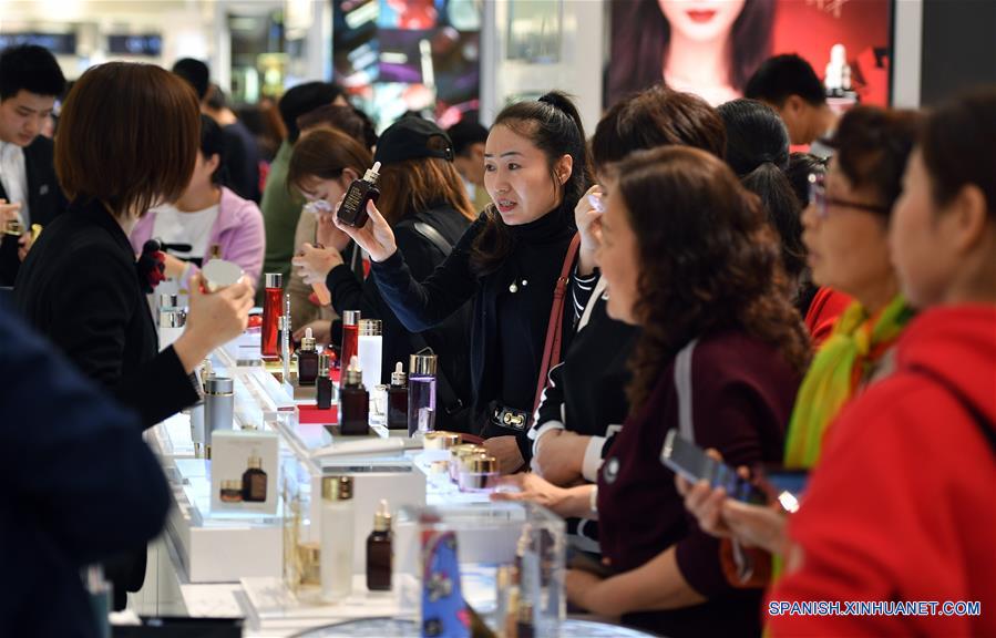 Personas entran a la nueva tienda libre de impuestos en Haikou