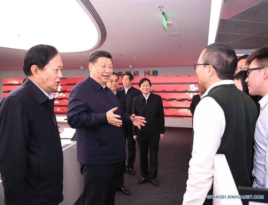 Xi Jinping, secretario general del Comité Central del Partido Comunista de China (PCCh), conversa con trabajadores del People's Daily, en Beijing, capital de China, el 25 de enero de 2019. Xi Jinping pidió el viernes esfuerzos para fomentar el desarrollo integrado de los medios de comunicación y fortalecer el tono dominante en la comunicación pública, con el fin de consolidar la base teórica común de unirse y trabajar duro en una sesión colectiva de estudio del Buró Político del Comité Central del PCCh el viernes en el People's Daily. (Xinhua/Yan Yan)