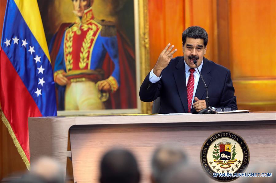 El presidente de Venezuela, Nicolás Maduro, participa durante una conferencia de prensa en el Palacio de Miraflores, en Caracas, Venezuela, el 25 de enero de 2019. El presidente de Venezuela, Nicolás Maduro, aseguró el viernes en conferencia de prensa llevada a cabo en el Palacio de Miraflores que va a ser derrotado el golpe de Estado dirigido a derrocar el gobierno democrático que preside, plan del que responsabilizó al gobierno estadounidense, y se?aló que está comprometido con el diálogo "a pesar de las recientes acciones de la oposición venezolana y la injerencia extranjera", de acuerdo con información de la prensa local. (Xinhua/Str)