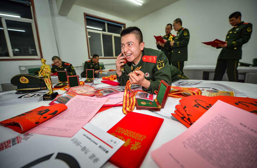 Los soldados llaman a sus familiares para desearles un buen festival, así como fotos de los premios y certificados obtenidos durante el a?o pasado. [Foto por Hou Chonghui para chinadaily.com.cn]