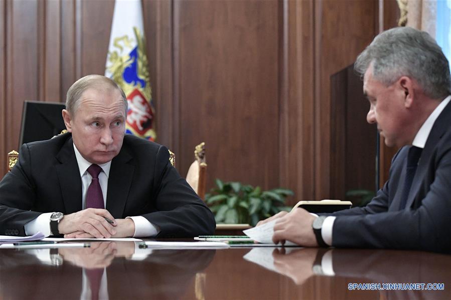 El presidente ruso, Vladimir Putin (i), se reúne con el ministro de Defensa, Sergei Shoigu (d), en Moscú, Rusia, el 2 de febrero de 2019. El presidente ruso, Vladimir Putin, anunció el sábado que Rusia no deplegará misiles de corto y medio alcance en ninguna región mientras Estados Unidos tampoco lo haga. (Xinhua/Sputnik)