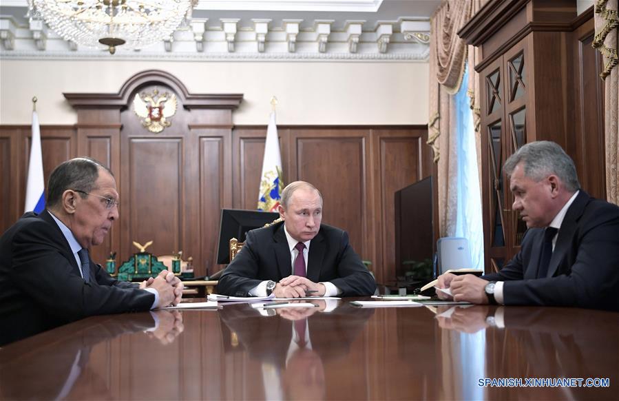 El presidente ruso, Vladimir Putin (c), se reúne con el ministro de Defensa, Segei Shoigu (d), y el ministro de Relaciones Exteriores, Sergei Lavrov (i), en Moscú, Rusia, el 2 de febrero de 2019. El presidente ruso, Vladimir Putin, anunció el sábado que Rusia no deplegará misiles de corto y medio alcance en ninguna región mientras Estados Unidos tampoco lo haga. (Xinhua/Sputnik)