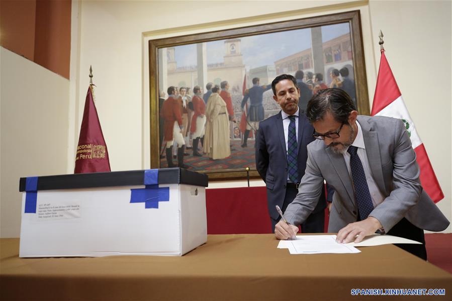 Imagen cedida por Prensa del Ministerio de Cultura de Perú del viceministro de Patrimonio Cultural e Industrias Culturales, Guillermo Cortés (d-frente), participando en la entrega de una momia de un infante de 2,000 a?os de antiguedad, en el Museo Nacional de Arqueología, Antropología e Historia del Perú (MNAAHP), en el distrito de Pueblo Libre, provincia de Lima, Perú, el 8 de febrero de 2019.  (Xinhua/Prensa del Ministerio de Cultura de Perú)