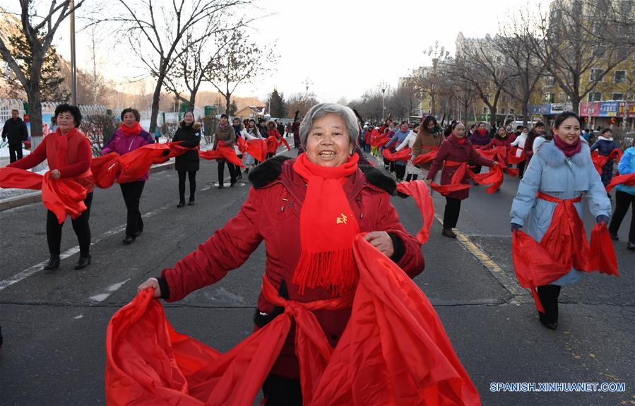 Desfile del Festival de los Faroles en Altay, Xinjiang