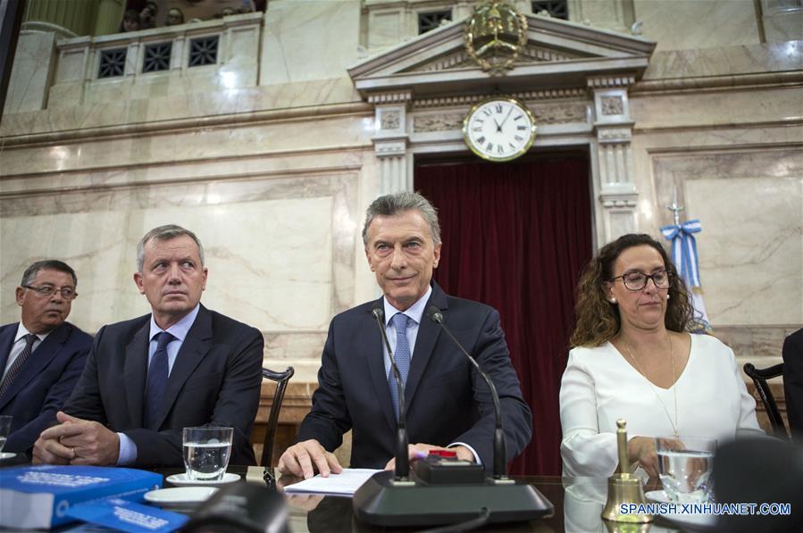 El presidente de Argentina, Mauricio Macri (2-d), reacciona junto a la vicepresidenta, Gabriela Michetti (d), y el presidente de la Cámara de Diputados, Emilio Monzó (2-i), durante la asamblea de inauguración del 137 período de sesiones ordinarias del Congreso Nacional, en la ciudad de Buenos Aires, capital de Argentina, el 1 de marzo de 2019. (Xinhua/Martín Zabala)