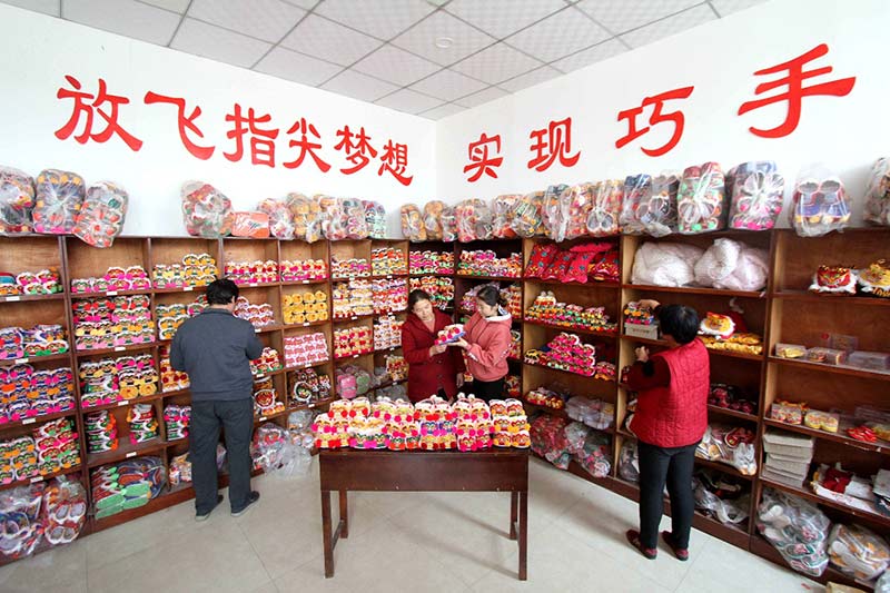 Tienda de zapatos estilo “cabeza de tigre”, una de las artesanías más famosas de la aldea Lizhuang, provincia de Hebei.