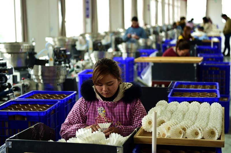 Trabajadores en una fábrica de artículos deportivos, provincia de Guizhou.