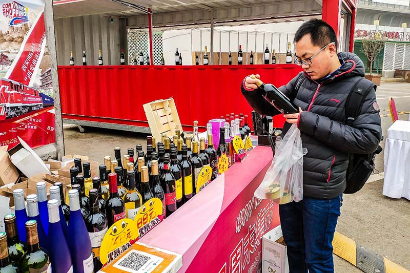 El 27 de enero de 2019, junto al patio de carga de la Estación Xinzhu en Xi'an, provincia de Shaanxi, se inauguró oficialmente el primer Festival Anual de Mercancía por Ferrocarril China-Europa. El evento anual reunió más de 5.000 tipos de productos de trece categorías entre las que se encontraban necesidades diarias, bebidas, alimentos y productos frescos de más de 40 países de Europa y Asia Central. La imagen muestra una deslumbrante variedad de productos que atraen a los clientes. (Yang Jinglong / Diario del Pueblo)