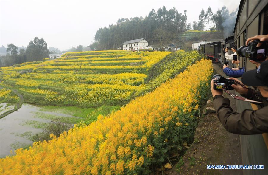 Antiguo tren de vapor, una atracción en Sichuan