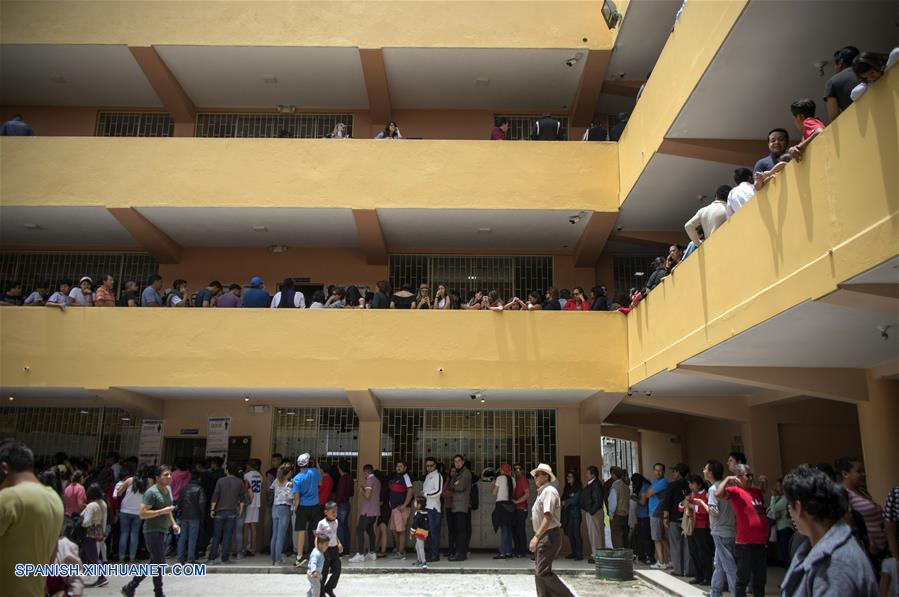 Personas se forman para emitir su voto en el colegio San Vicente de Paúl, en Quito, capital de Ecuador, el 24 de marzo de 2019. Los colegios electorales abrieron este domingo a las 07:00 hora local (12:00 GMT) en Ecuador para elegir a autoridades de Gobiernos locales y a los miembros del Consejo de Participación Ciudadana y Control Social (CPCCS). (Xinhua/Santiago Armas)