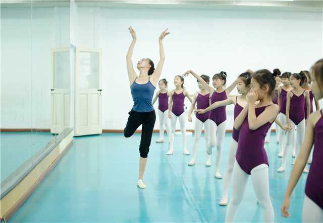 Mao Xin ofrece clases de danza a los ni?os chinos de la Escuela Internacional China de Praga. [Foto proporcionada a chinadaily.com.cn]