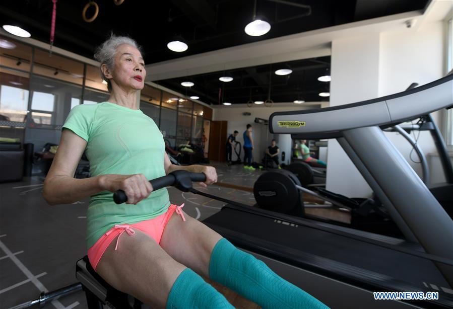 Abuela china fisiculturista presume de buena figura y mucha energía