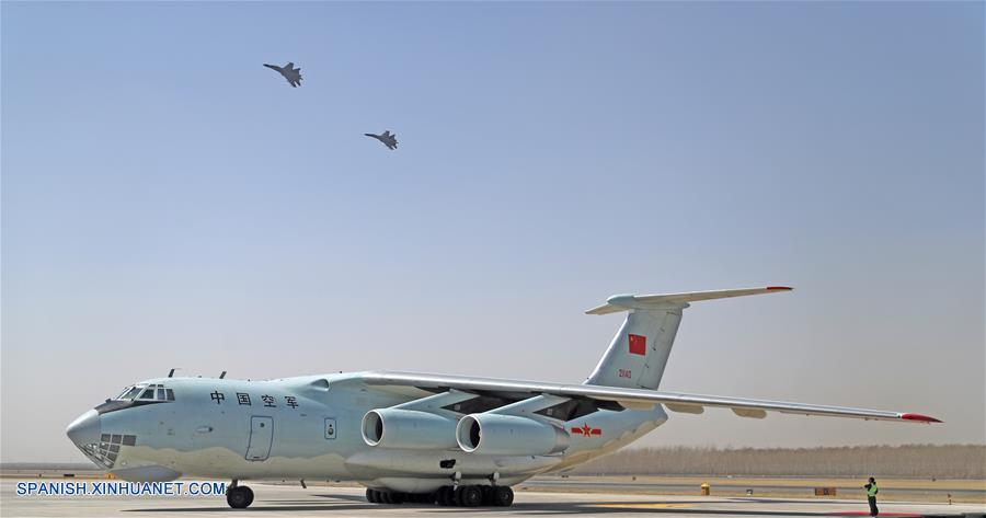 SHENYANG, 3 abril, 2019 (Xinhua) -- Escoltado por dos aviones de combate chinos, un avión que traslada los restos y 145 pertenencias de los soldados chinos de los Voluntarios del Pueblo Chino (VPCh) fallecidos en la Guerra de Corea (1950-1953), llega al Aeropuerto Internacional Taoxian, en Shenyang, capital de la provincia de Liaoning, en el noreste de China, el 3 de abril de 2019. Los restos de 10 soldados chinos fallecidos en la Guerra de Corea (1950-1953) han sido devueltos a China el miércoles desde la República de Corea. (Xinhua/Yang Qing)