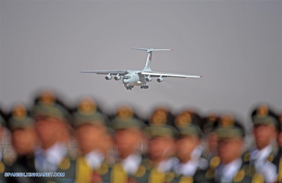 SHENYANG, 3 abril, 2019 (Xinhua) -- Un avión que traslada los restos y 145 pertenencias de los soldados chinos de los Voluntarios del Pueblo Chino (VPCh) fallecidos en la Guerra de Corea (1950-1953), se prepara para aterrizar en el Aeropuerto Internacional Taoxian, en Shenyang, capital de la provincia de Liaoning, en el noreste de China, el 3 de abril de 2019. Los restos de 10 soldados chinos fallecidos en la Guerra de Corea (1950-1953) han sido devueltos a China el miércoles desde la República de Corea. (Xinhua/Yang Qing)