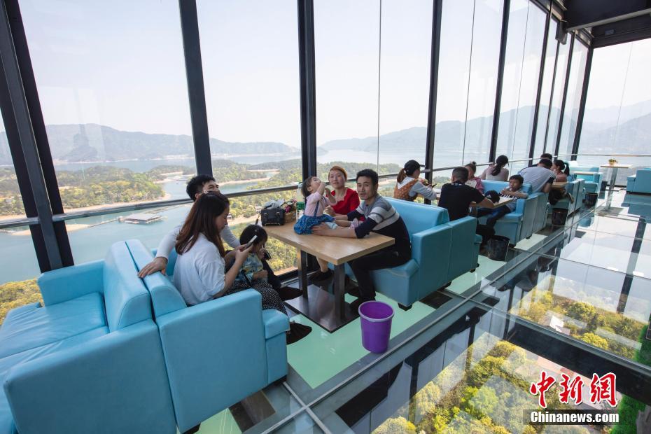 Construyen una cafetería a 99 metros de altura en Jiangxi