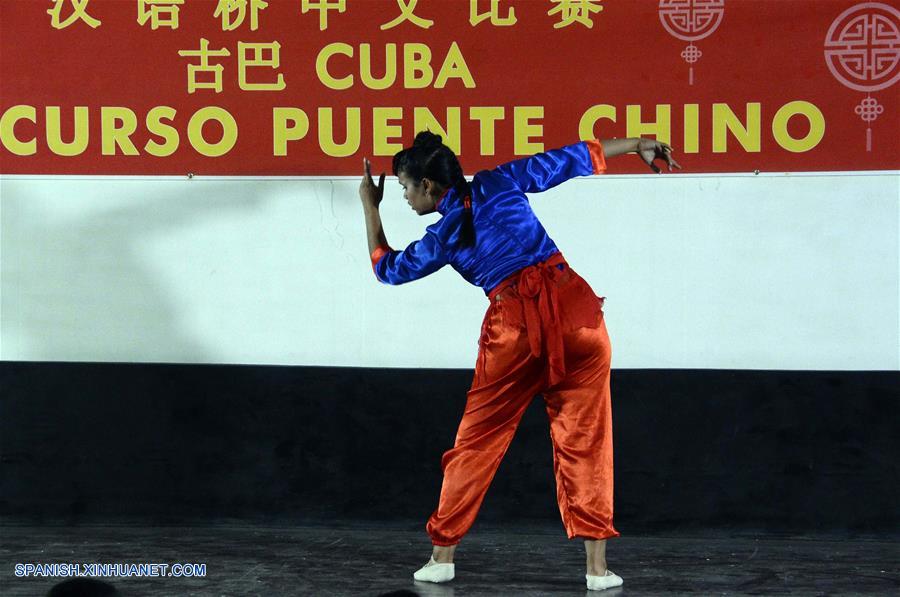 Una estudiante del Instituto Confucio de La Habana, participa en el Concurso Puente Chino Cuba 2019 que se llevó a cabo en un teatro de la Universidad de La Habana, capital de Cuba, el 10 de mayo de 2019. Todos los estudiantes fueron examinados públicamente en dominio del idioma al realizar un discurso; conocimientos sobre China, al responder preguntas sobre el país asiático, y representación artística, con caligrafía, cantos y bailes tradicionales. (Xinhua/Joaquín Hernández)