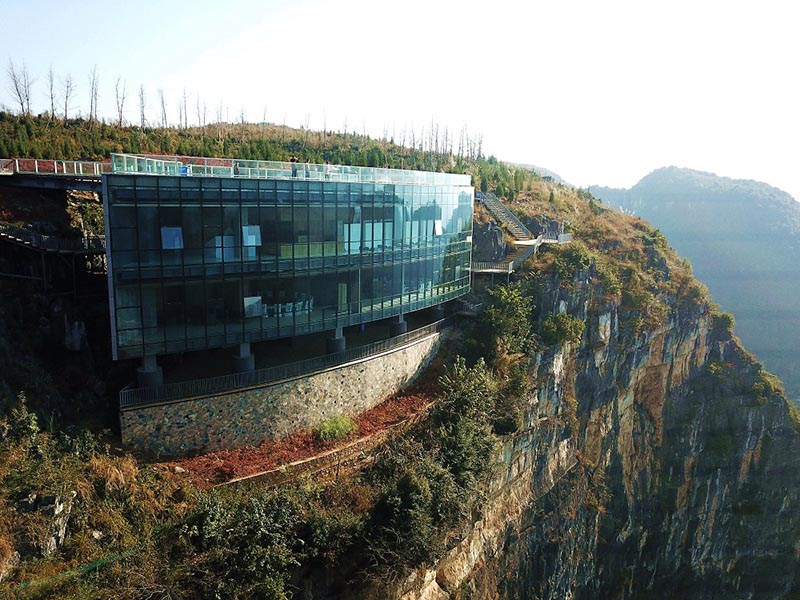 Un museo de arte construido en un acantilado ofrece vistas espectaculares