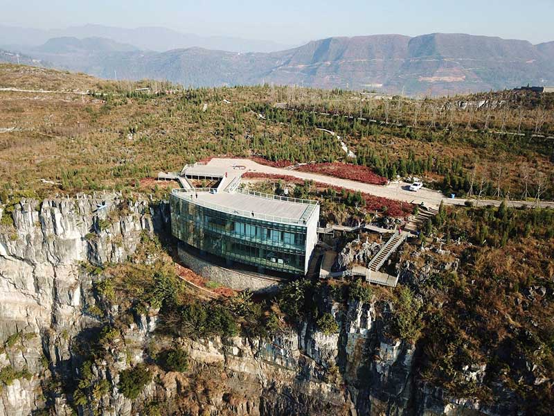 Un museo de arte construido en un acantilado ofrece vistas espectaculares