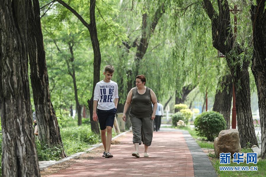 El 4 de junio, una paciente rusa paseaba con su hijo en el Hospital Tanggangzi de la ciudad de Anshan, provincia de Liaoning. (Foto: Pan Yulong / Xinhua)