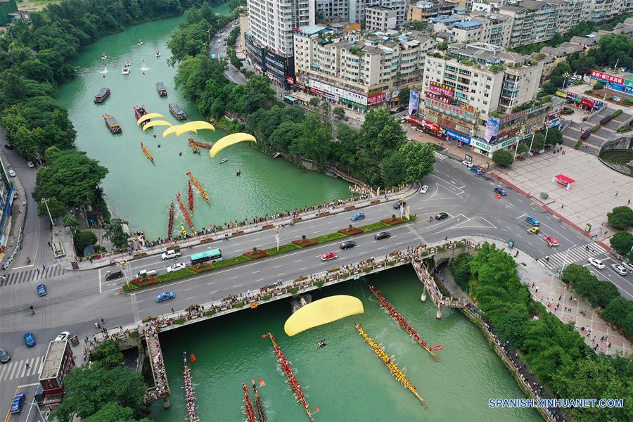 Carrera de botes de dragón en China