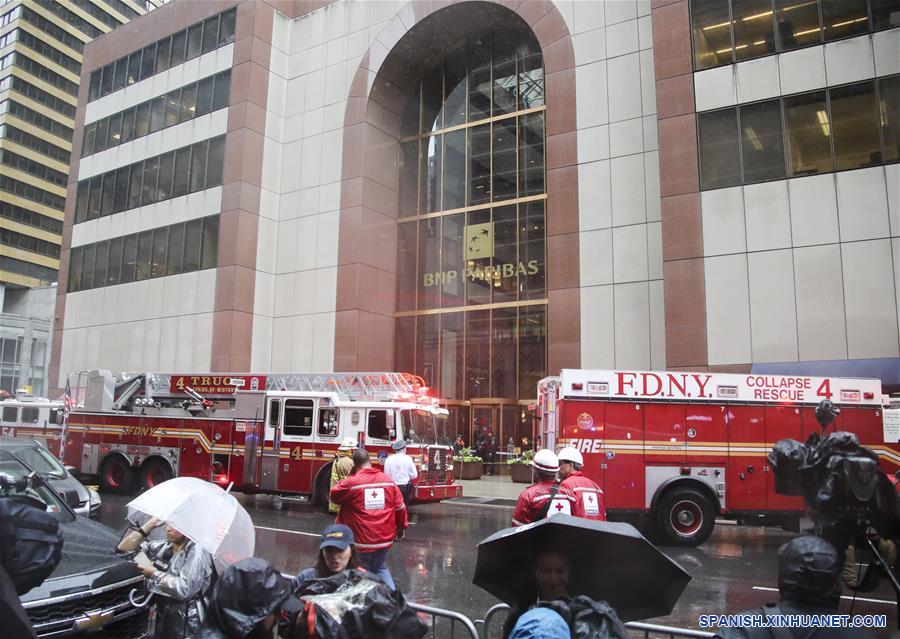 NUEVA YORK, 10 junio, 2019 (Xinhua) -- Rescatistas y elementos de la policía trabajan frente al edificio en el que se estrelló un helicóptero en Manhattan, Nueva York, Estados Unidos, el 10 de junio de 2019. Un helicóptero se estrelló el lunes por la tarde contra la azotea de un rascacielos en el centro de Manhattan en la ciudad de Nueva York y dejó un muerto, informaron medios locales. (Xinhua/Wang Ying)