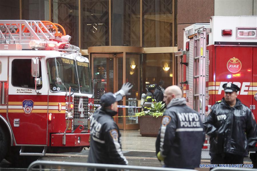 NUEVA YORK, 10 junio, 2019 (Xinhua) -- Rescatistas y elementos de la policía trabajan frente al edificio en el que se estrelló un helicóptero en Manhattan, Nueva York, Estados Unidos, el 10 de junio de 2019. Un helicóptero se estrelló el lunes por la tarde contra la azotea de un rascacielos en el centro de Manhattan en la ciudad de Nueva York y dejó un muerto, informaron medios locales. (Xinhua/Wang Ying)