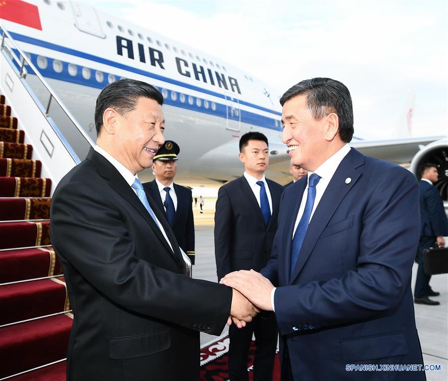 El presidente chino, Xi Jinping, es recibido por su homólogo kirguís, Sooronbay Jeenbekov, a su llegada a Bishkek, Kirguistán, el 12 de junio de 2019. Xi llegó el miércoles a Bishkek para realizar una visita de Estado a Kirguistán y para asistir a la 19a reunión del Consejo de Jefes de Estado de la Organización de Cooperación de Shanghai (OCS). (Xinhua/Xie Huanchi)