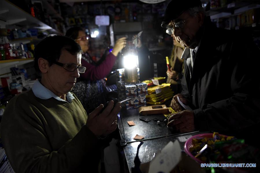 MONTEVIDEO, 16 junio, 2019 (Xinhua) -- Un hombre compra pilas en un negocio que permanece con luces de emergencia durante un corte masivo de energía, en Montevideo, capital de Uruguay, el 16 de junio de 2019. La empresa concesionaria del servicio Edesur, que abastece de energía, indicó que "una falla masiva en el sistema de interconexión eléctrica dejó sin energía a Uruguay y Argentina". (Xinhua/Nicolás Celaya)