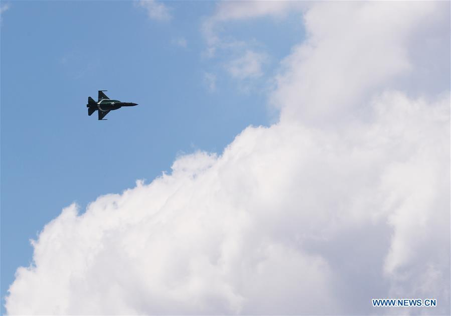 El avión JF-17 realiza una exhibición durante el Salón Aéreo Internacional de París 