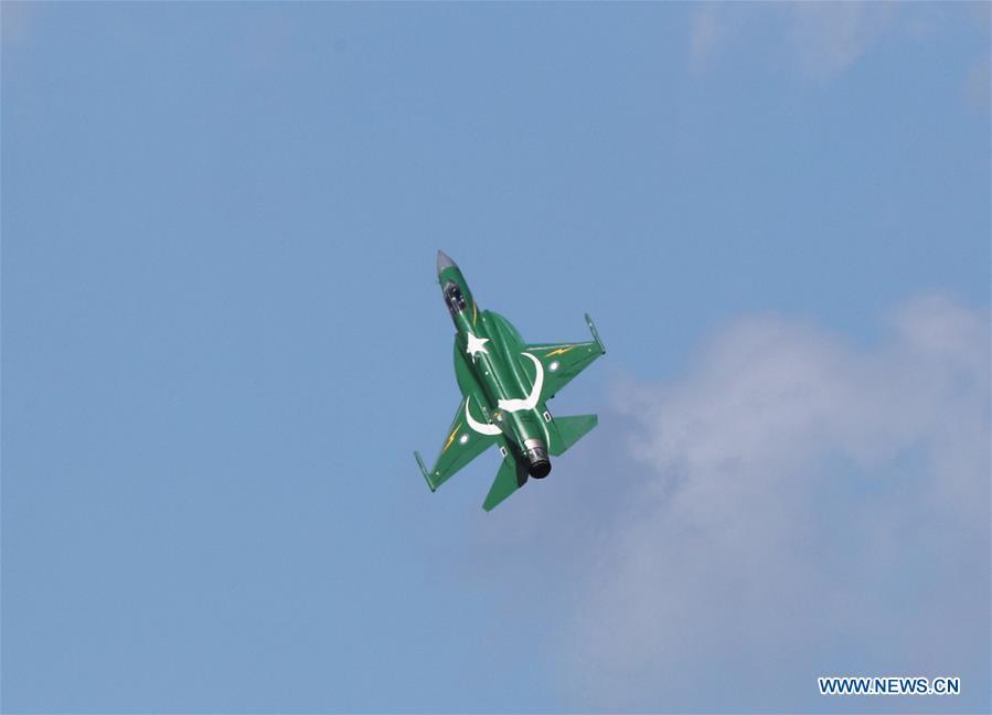 El avión JF-17 realiza una exhibición durante el Salón Aéreo Internacional de París 