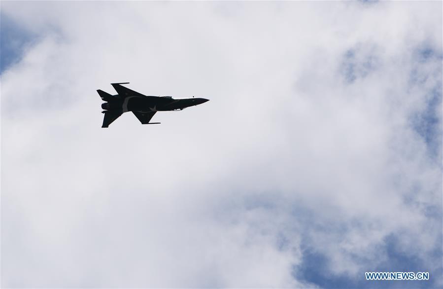 El avión JF-17 realiza una exhibición durante el Salón Aéreo Internacional de París 