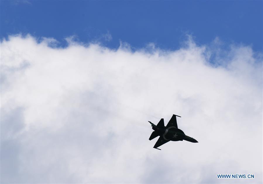 El avión JF-17 realiza una exhibición durante el Salón Aéreo Internacional de París 