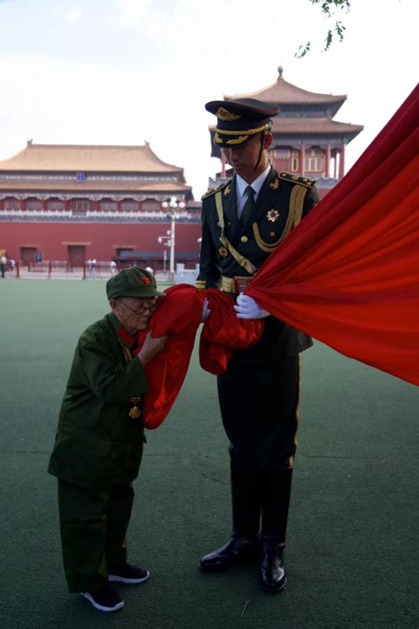 El beso emocionante de un veterano de 94 a?os en Tiananmen