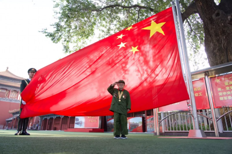 El beso emocionante de un veterano de 94 a?os en Tiananmen