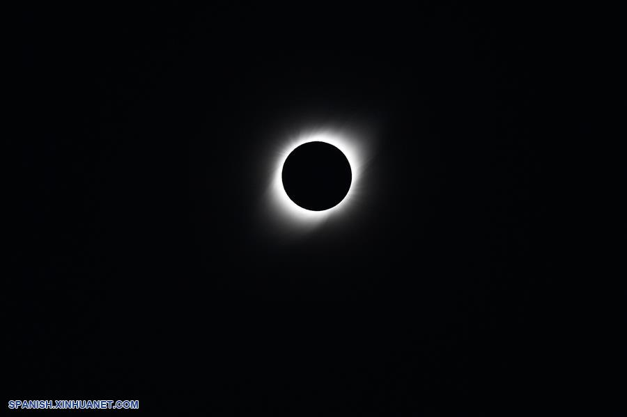 Vista de la Luna pasando frente al Sol, durante el eclipse solar total, en la ciudad de La Serena, en la región de Coquimbo, Chile, el 2 de julio de 2019. Miles de personas se aglutinaron en las playas de La Serena y Coquimbo, unos 470 kilómetros al norte de Santiago y a nivel del mar, donde el punto central del eclipse solar total tuvo una duración de dos minutos y 15 segundos. (Xinhua/Jorge Villegas)