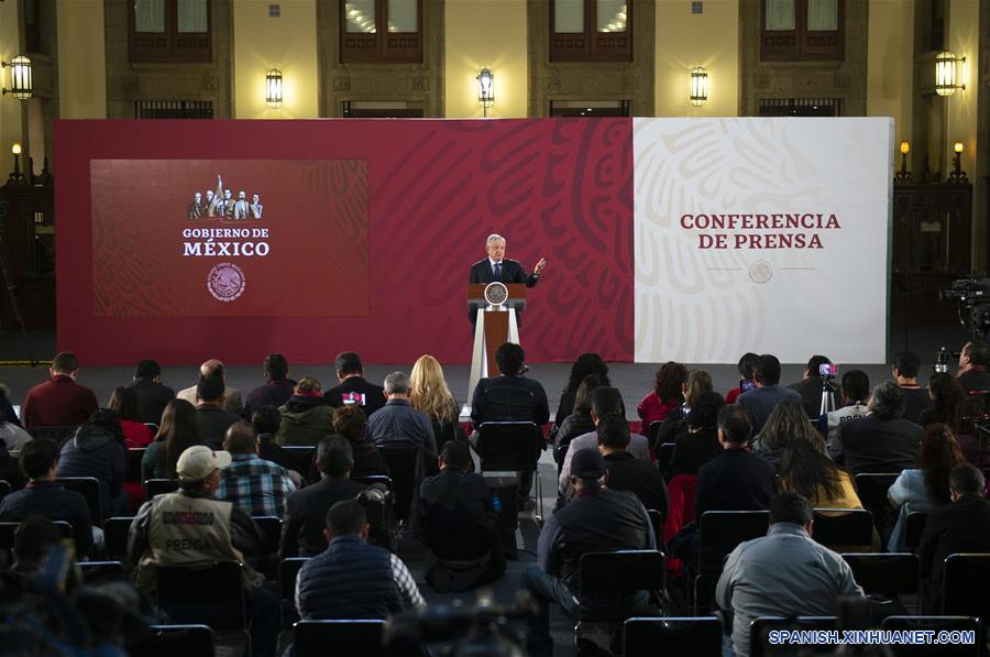 CIUDAD DE MEXICO, 3 julio, 2019 (Xinhua) -- El presidente de México, Andrés Manuel López Obrador (c-atrás), habla en una rueda de prensa en Palacio Nacional, en la Ciudad de México, capital de México, el 3 de julio de 2019. López Obrador, consideró el miércoles que avanza de forma satisfactoria el plan acordado con Estados Unidos para contener a la migración centroamericana. (Xinhua/Str)