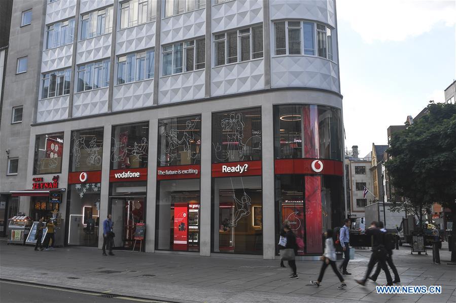 La gente pasa por delante de una tienda Vodafone en Londres, Gran Breta?a, 3 de julio del 2019. Vodafone inició este miércoles su nuevo servicio 5G, convirtiéndose en el segundo operador de telefonía móvil del Reino Unido en encender su red 5G con equipos Huawei. (Foto: Xinhua/Alberto Pezzali)