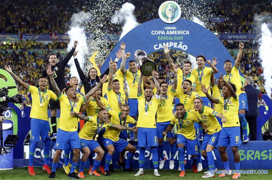 Jugadores de Brasil festejan con el trofeo al término del partido correspondiente a la final de la Copa América 2019, ante Perú, celebrado en el Estadio Maracaná, en Río de Janeiro, Brasil, el 7 de julio de 2019. (Xinhua/Francisco Ca?edo)