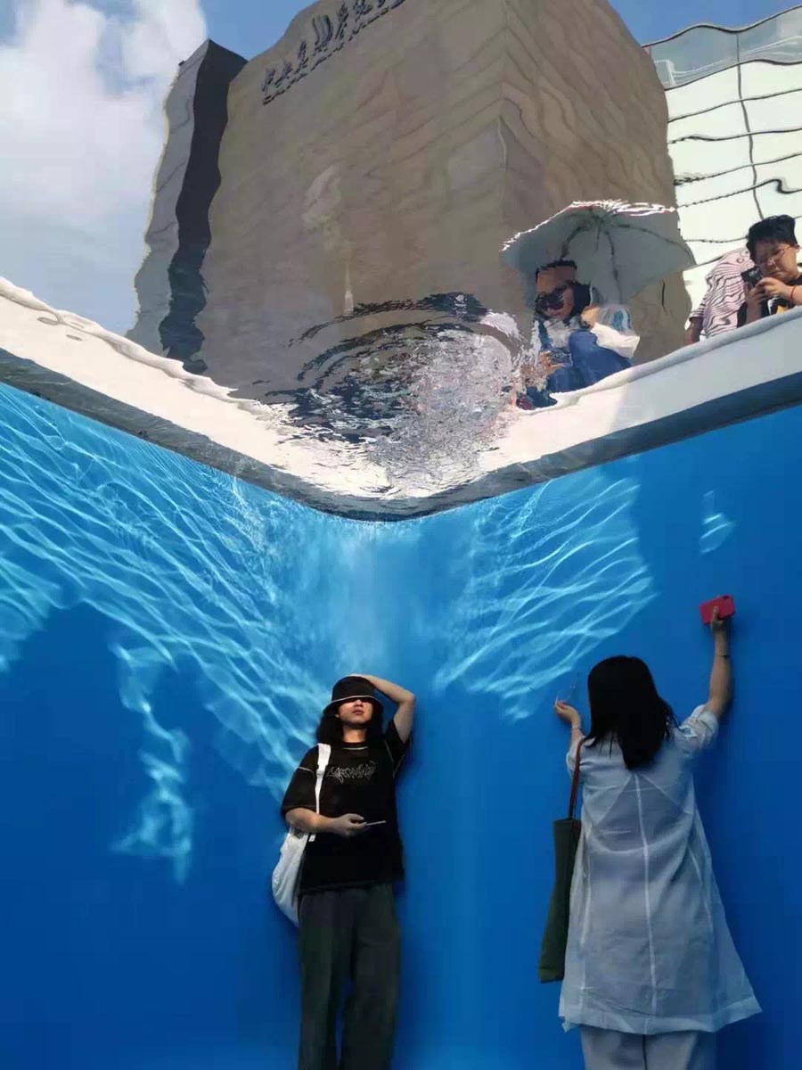 Obra “La Piscina” de la exposición “Los confines del gran vacío”, del artista argentino Leandro Erlich, 24 de agosto del 2019.[Foto: Yang Xiaoyu/ Chinadaily.com.cn]