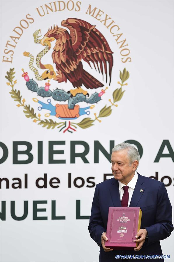 El presidente mexicano, Andrés Manuel López Obrador, sostiene una copia del documento que será enviado al Congreso, durante su Primer Informe de Gobierno, en Palacio Nacional, en la Ciudad de México, capital de México, el 1 de septiembre de 2019. Andrés Manuel López Obrador, llamó el domingo al Congreso para que cancele el fuero a servidores públicos y apruebe la reforma constitucional que envió para instaurar la revocación de mandato. (Xinhua/Str)