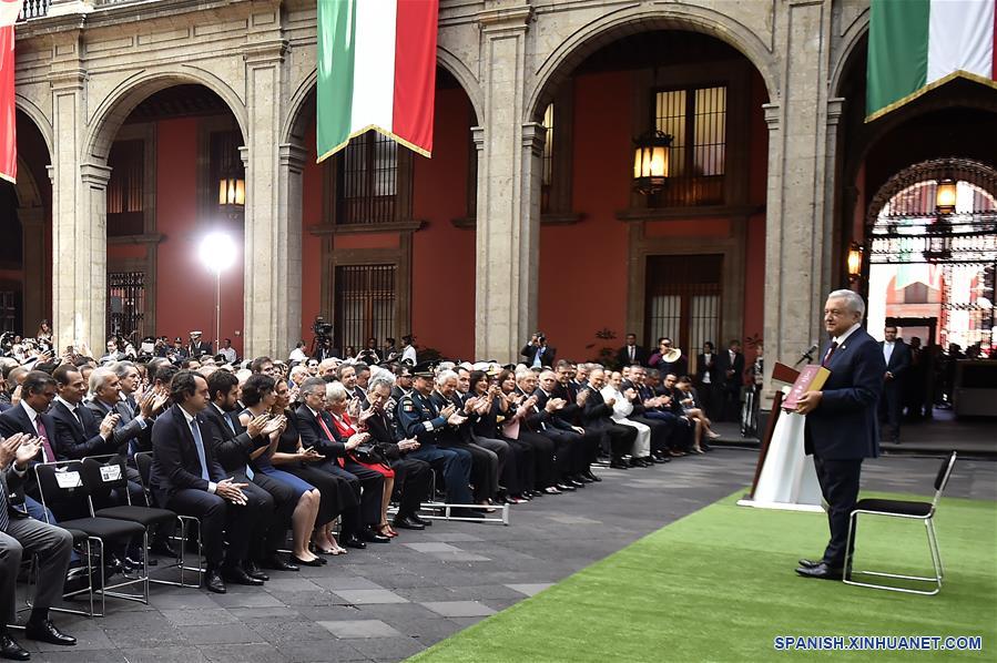 El presidente mexicano, Andrés Manuel López Obrador (d), habla durante su Primer Informe de Gobierno, en Palacio Nacional, en la Ciudad de México, capital de México, el 1 de septiembre de 2019. López Obrador llamó el domingo al Congreso para que cancele el fuero a servidores públicos y apruebe la reforma constitucional que envió para instaurar la revocación de mandato. (Xinhua/Str)