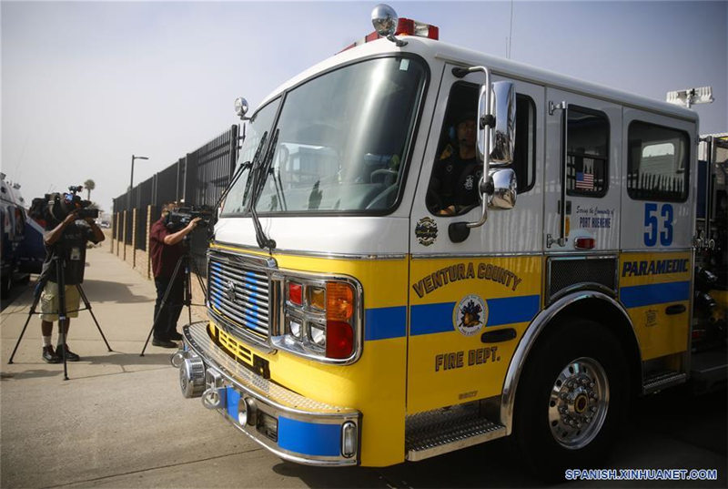 Un camión del Departamento de Bomberos del condado de Ventura, se retira de la Estación de la Guardia Costera del Parque Nacional Islas del Canal, en Oxnard, California, Estados Unidos, el 2 de septiembre de 2019. Varias personas murieron y 34 están desaparecidas después de que un barco se incendiara esta madrugada frente a las costas de la isla Santa Cruz en el sur de California, informaron medios estadounidenses. (Xinhua/Li Ying)