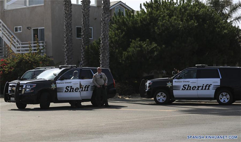 Oficiales de policía permanecen en la Estación de la Guardia Costera del Parque Nacional Islas del Canal, en Oxnard, California, Estados Unidos, el 2 de septiembre de 2019. Varias personas murieron y 34 están desaparecidas después de que un barco se incendiara esta madrugada frente a las costas de la isla Santa Cruz en el sur de California, informaron medios estadounidenses. (Xinhua/Li Ying)