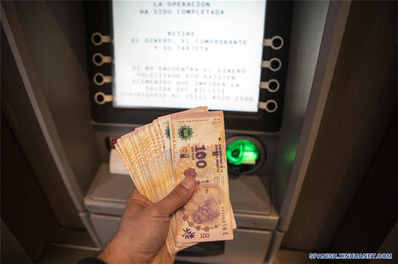 Un residente retira dinero de un cajero automático en una sucursal bancaria, en la ciudad de Buenos Aires, capital de Argentina, el 2 de septiembre de 2019. En Argentina comenzaron a regir el lunes de manera oficial las medidas de control cambiario anunciadas el domingo por el gobierno, con gran expectativa sobre el impacto que tendrá la disposición en la cotización del dólar. (Xinhua/Martín Zabala)