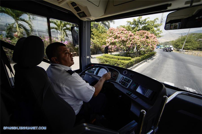 Un conductor maneja durante la presentación de los primeros autobuses eléctricos en la ciudad de Cali, Colombia, el 10 de septiembre de 2019. Una flota compuesta por 26 autobuses eléctricos y 21 a gas, fabricados en China, comenzó a circular el martes en la ciudad colombiana de Cali, capital del departamento Valle del Cauca. (Xinhua/Jhon Paz)