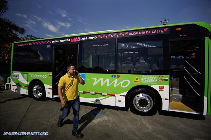 Un hombre camina junto a un autobús durante la presentación de los primeros autobuses eléctricos en la ciudad de Cali, Colombia, el 10 de septiembre de 2019. Una flota compuesta por 26 autobuses eléctricos y 21 a gas, fabricados en China, comenzó a circular el martes en la ciudad colombiana de Cali, capital del departamento Valle del Cauca. (Xinhua/Jhon Paz) 	