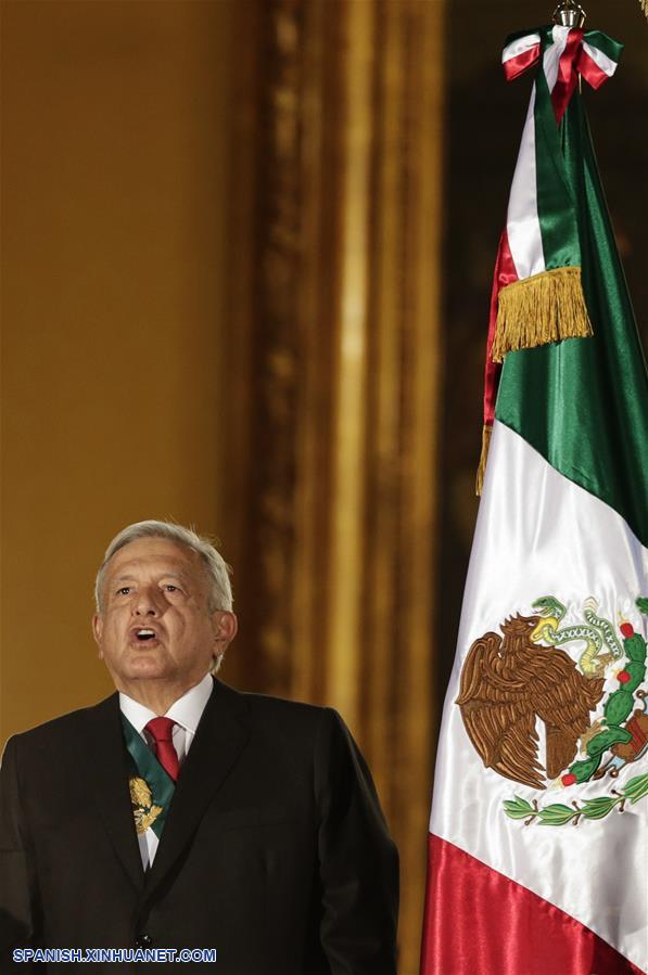 El presidente de México, Andrés Manuel López Obrador, participa durante la ceremonia del Grito de Independencia, en el marco de la conmemoración del 209 aniversario del inicio de la Independencia de México, en Palacio Nacional, en la Ciudad de México, capital de México, el 15 de septiembre de 2019. (Xinhua/Francisco Ca?edo)